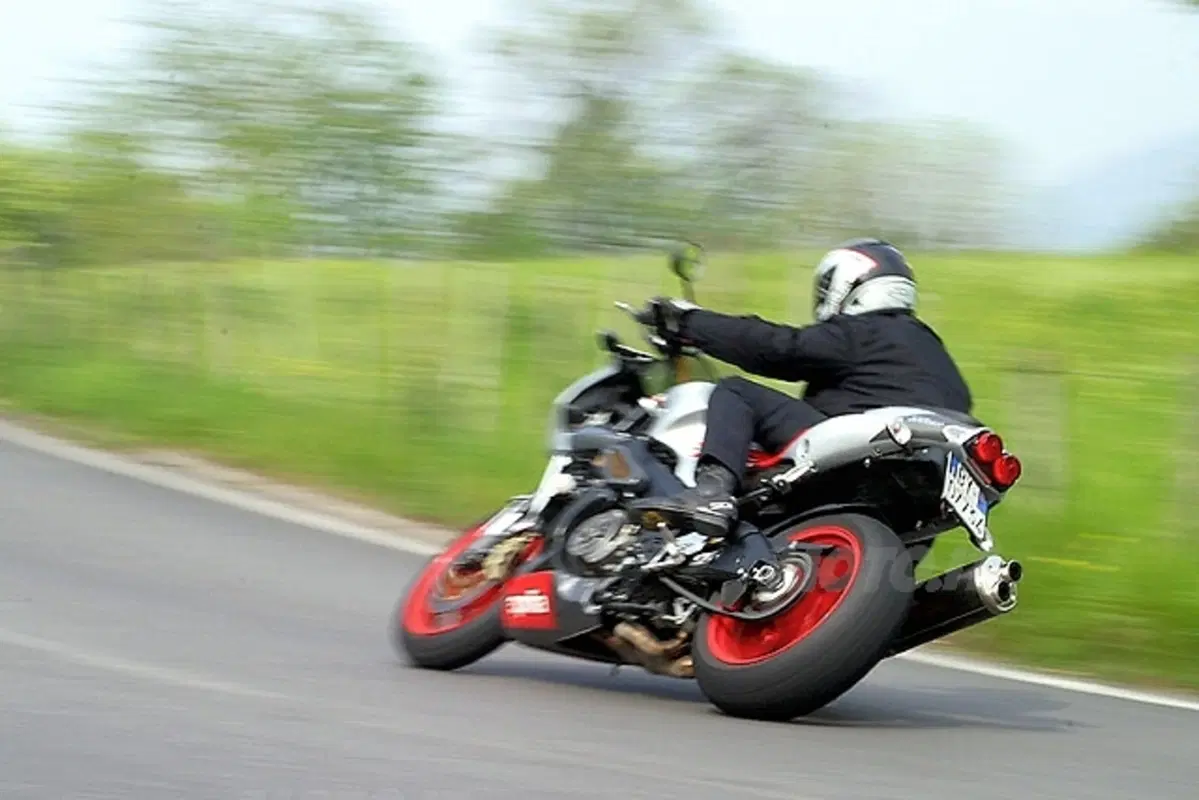 APRILIA Tuono 1000 R (28)