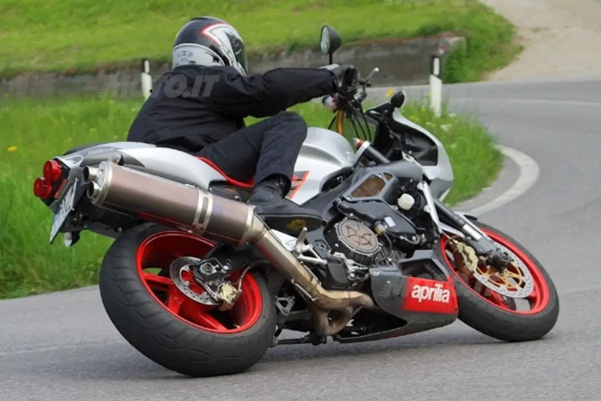 APRILIA Tuono 1000 R (29)