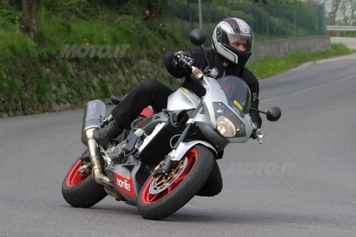 APRILIA Tuono 1000 R (30)