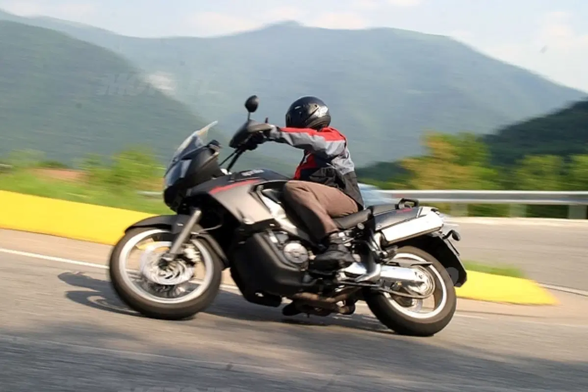 APRILIA ETV 1000 Caponord ABS (19)