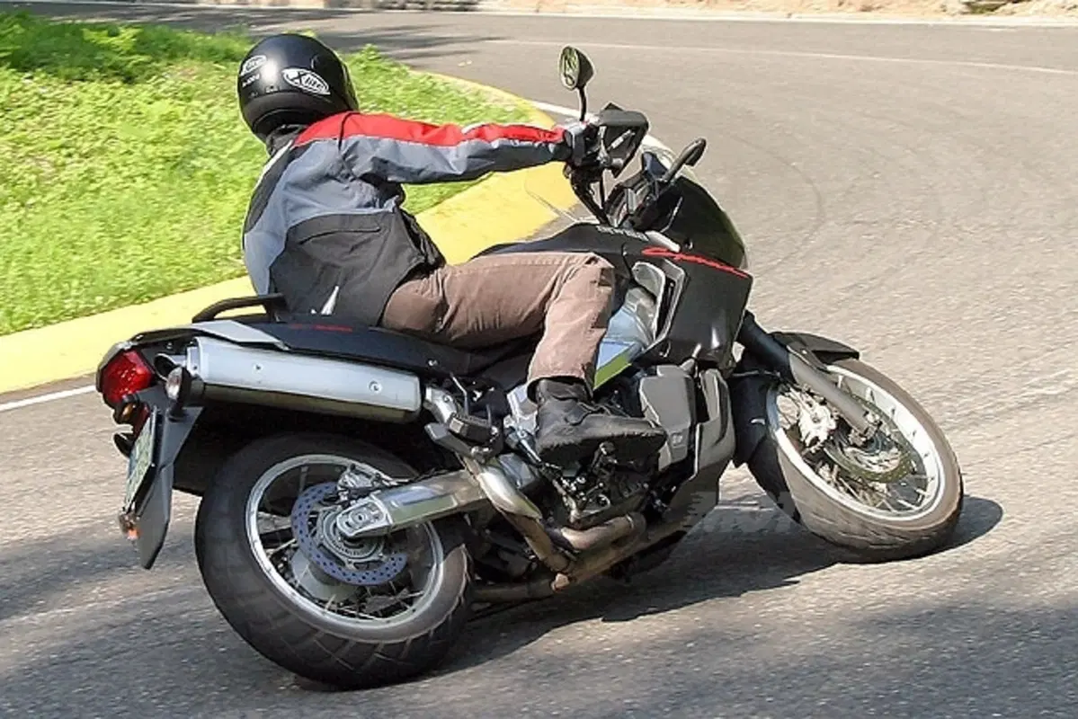 APRILIA ETV 1000 Caponord ABS (28)