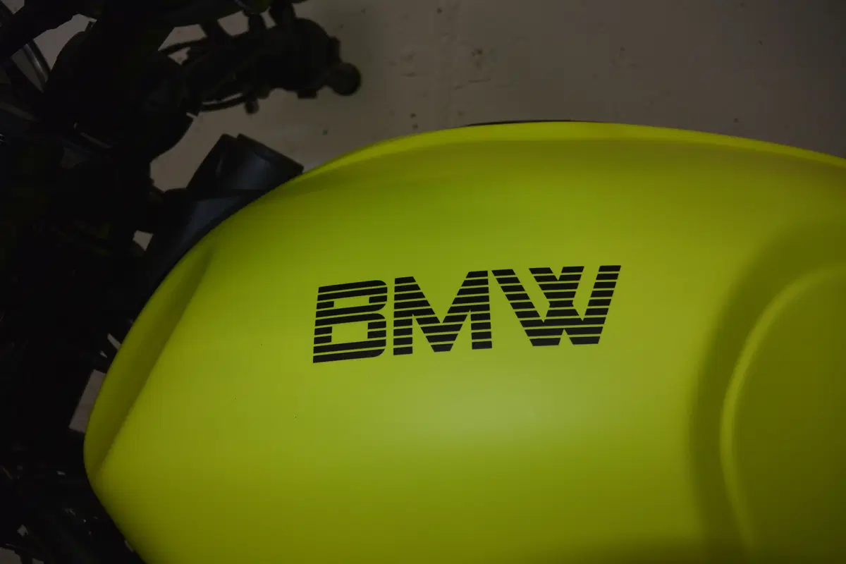 BMW R nineT, da Misani Motorrad una special fluo (6)