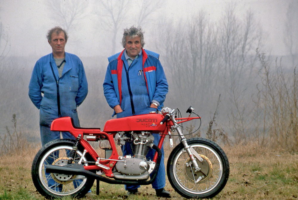 Rino Caracchi e Giorgio Nepoti con una immancabile Ducati da corsa
