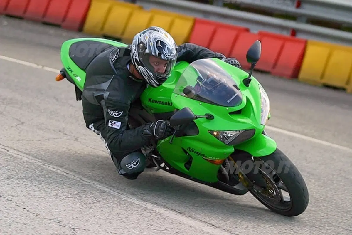 KAWASAKI Ninja 636 ZX-6R (13)