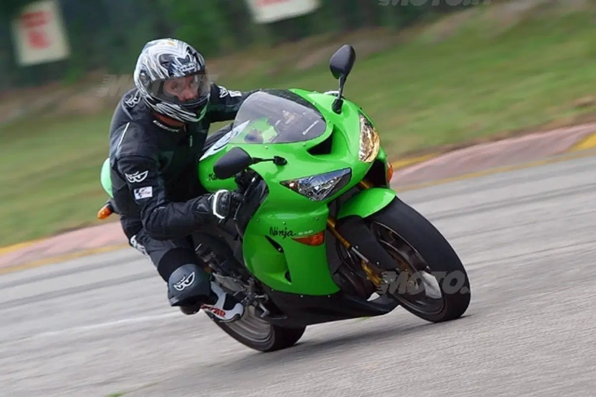 KAWASAKI Ninja 636 ZX-6R (15)