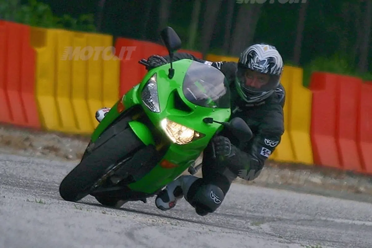 KAWASAKI Ninja 636 ZX-6R (16)