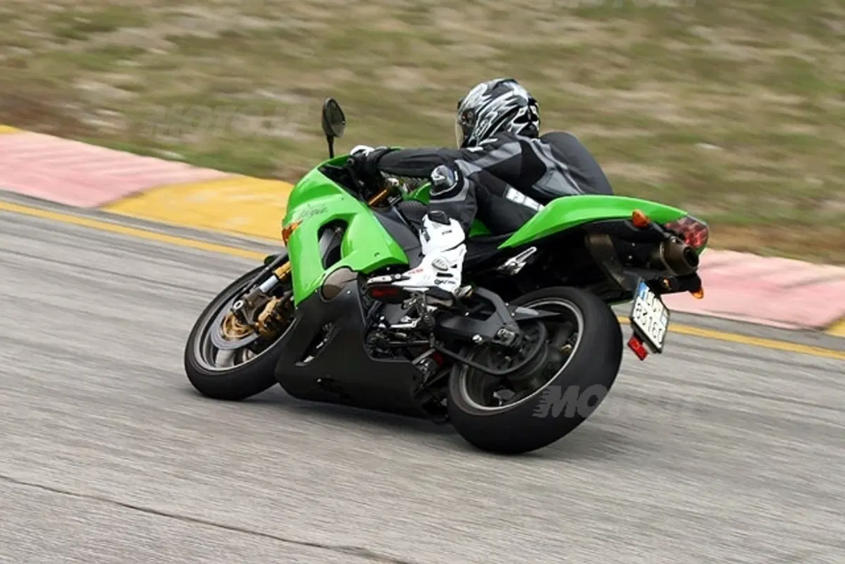 KAWASAKI Ninja 636 ZX-6R (18)