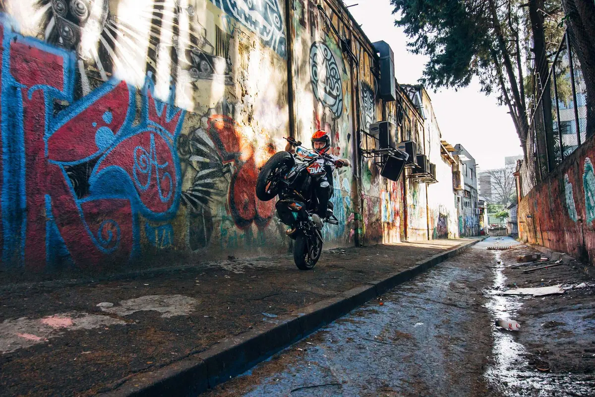 Stunt con la KTM Duke 200 per le strade del Brasile (2)