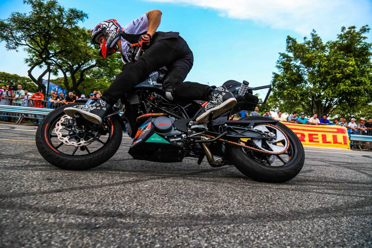 Stunt con la KTM Duke 200 per le strade del Brasile