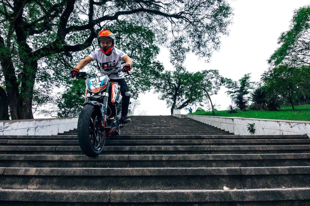 Stunt con la KTM Duke 200 per le strade del Brasile (3)