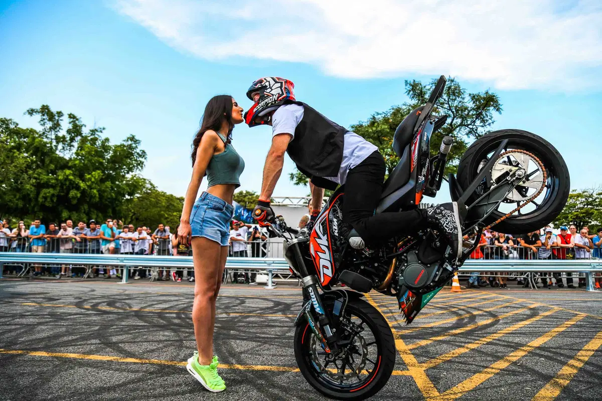 Stunt con la KTM Duke 200 per le strade del Brasile (4)