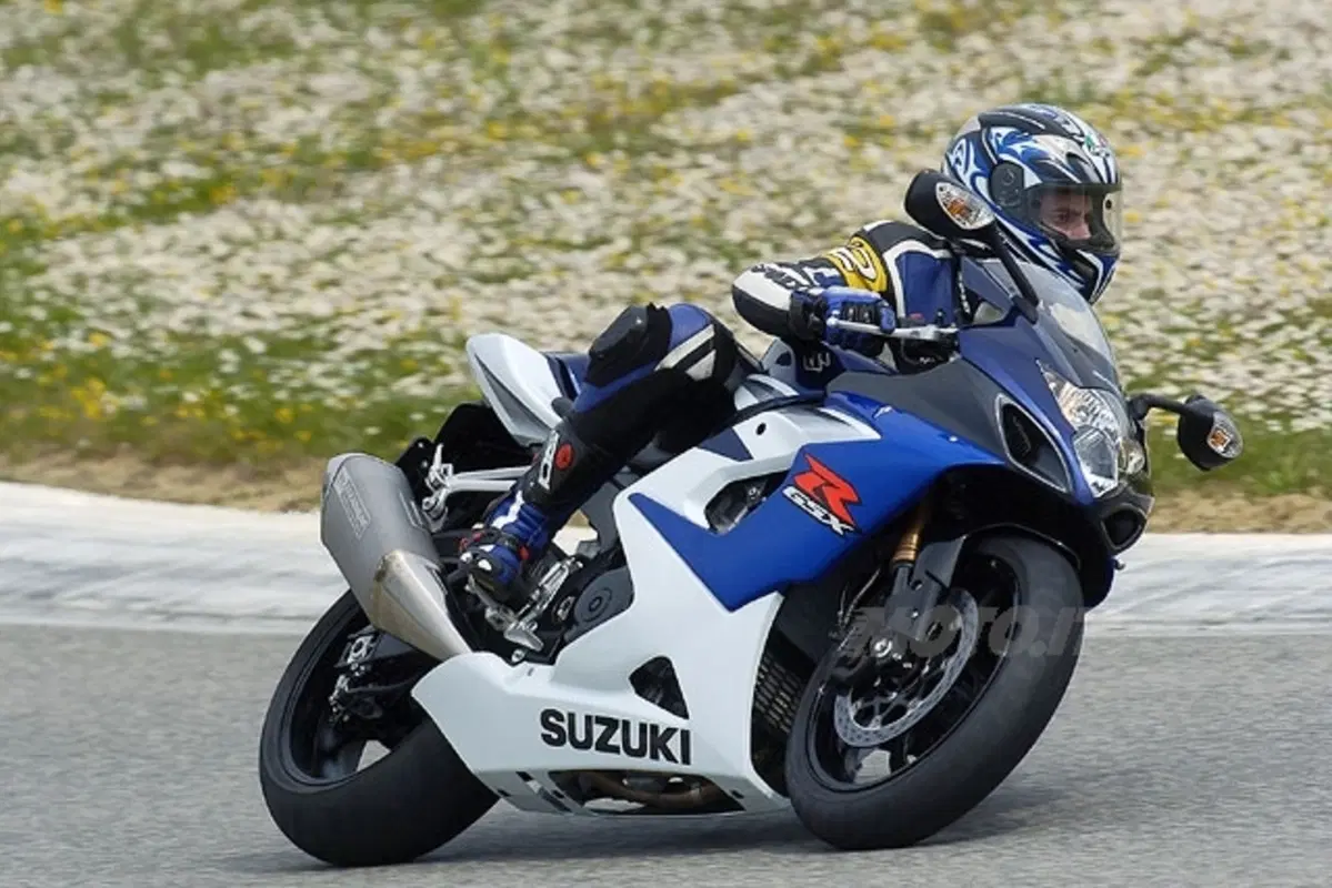 SUZUKI GSX R 1000 (24)