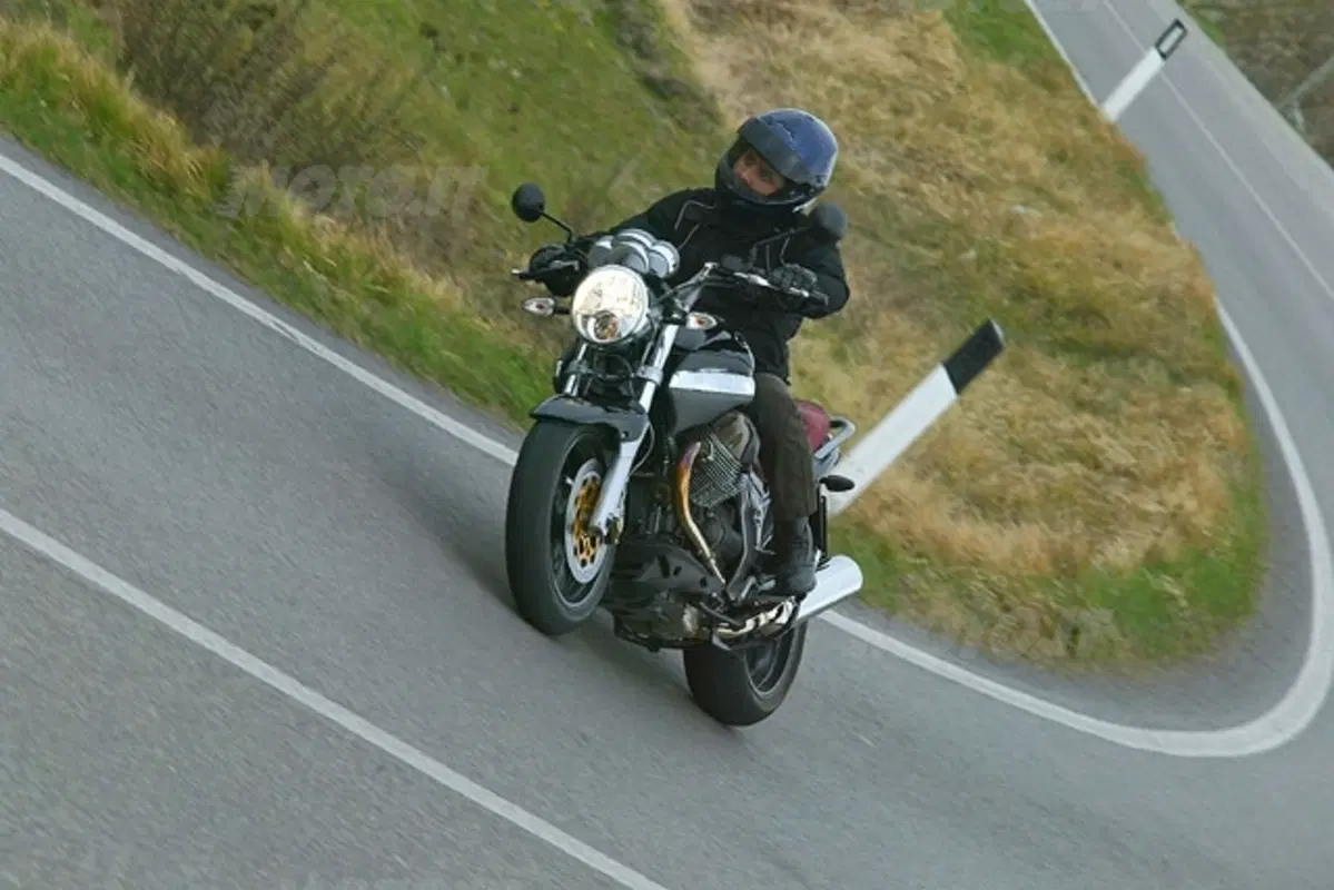 MOTO GUZZI Breva V 1100 i.e. (22)