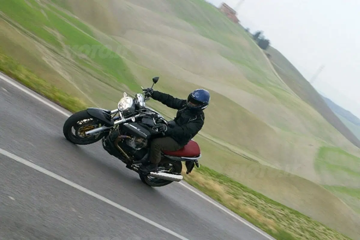 MOTO GUZZI Breva V 1100 i.e. (24)