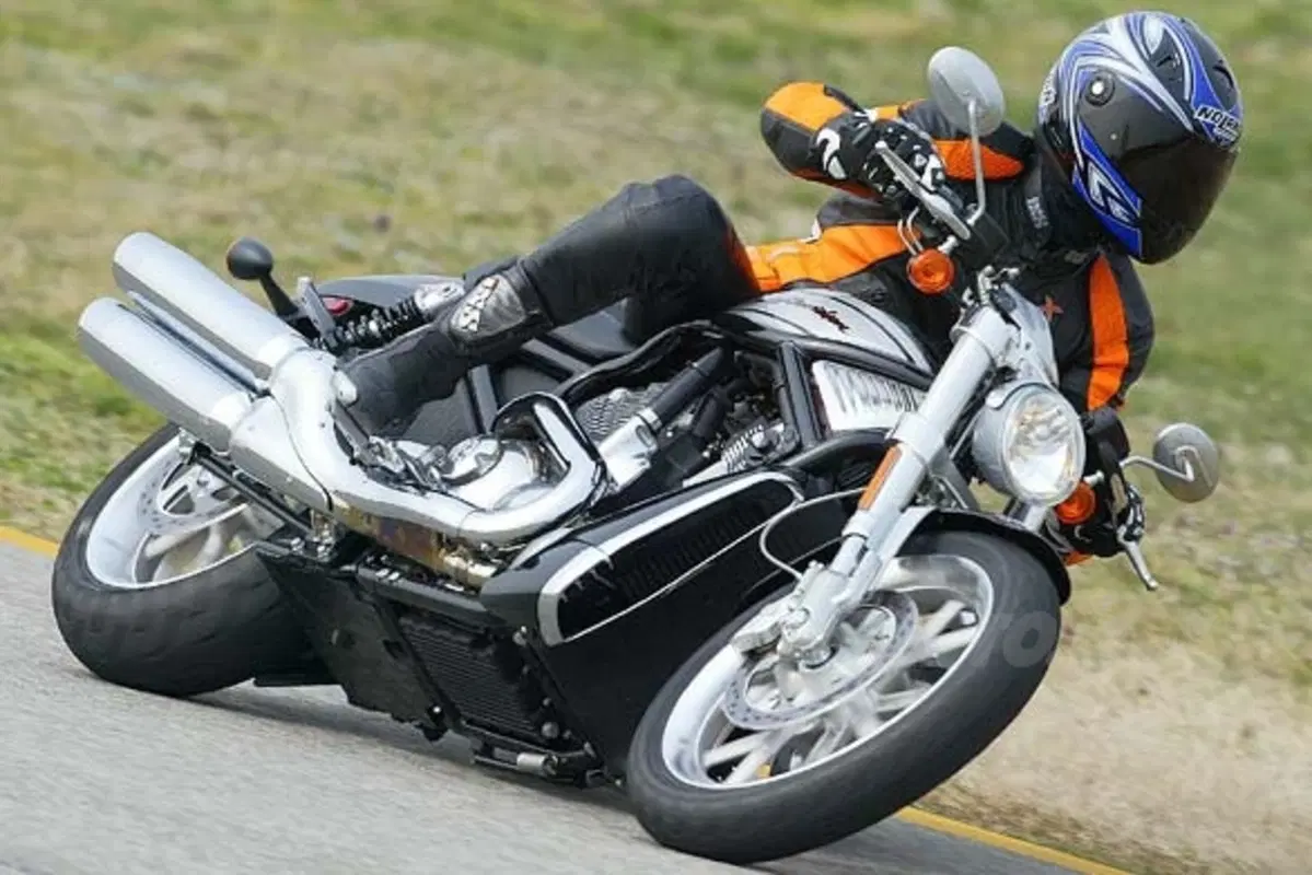 HARLEY DAVIDSON 1130 VRSCR Street Rod (4)