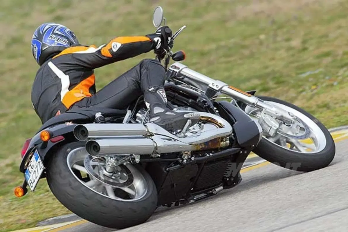 HARLEY DAVIDSON 1130 VRSCR Street Rod (6)