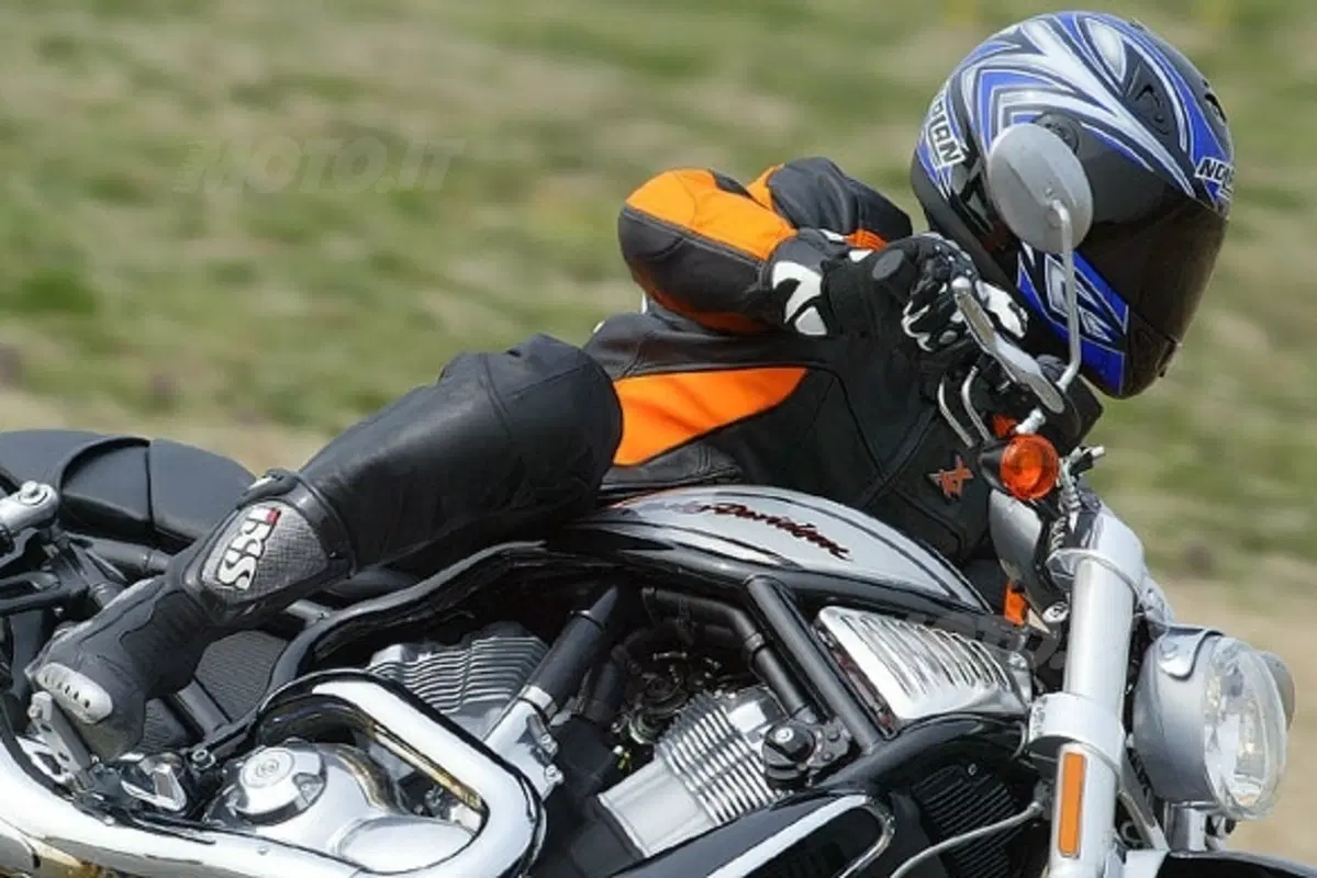 HARLEY DAVIDSON 1130 VRSCR Street Rod (8)