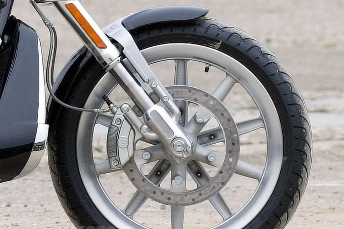 HARLEY DAVIDSON 1130 VRSCR Street Rod (12)