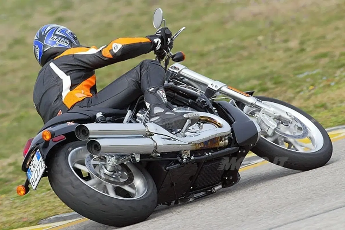 HARLEY DAVIDSON 1130 VRSCR Street Rod (14)