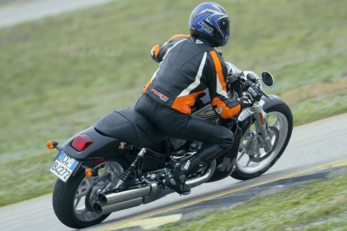 HARLEY DAVIDSON 1130 VRSCR Street Rod (16)