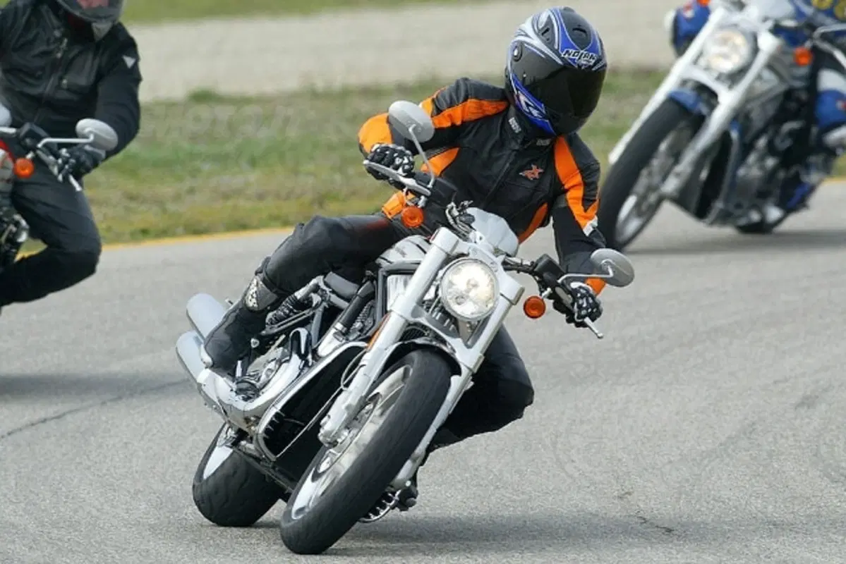 HARLEY DAVIDSON 1130 VRSCR Street Rod (17)