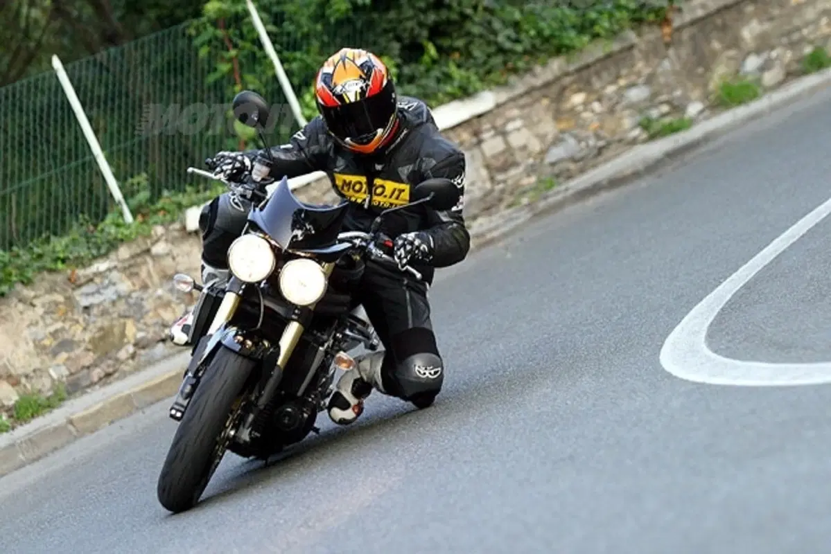TRIUMPH Speed Triple 1050 (15)