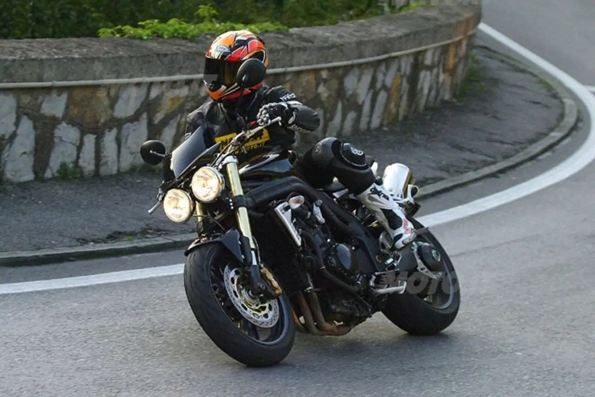 TRIUMPH Speed Triple 1050 (18)