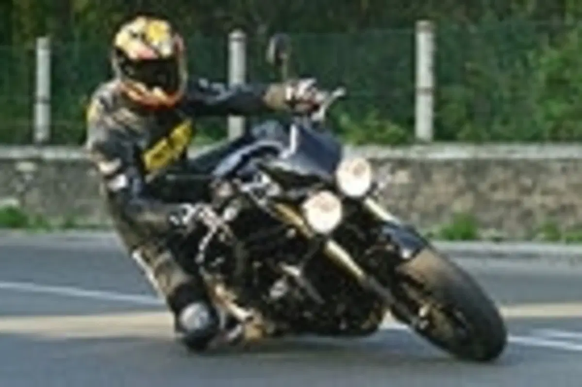 TRIUMPH Speed Triple 1050 (19)