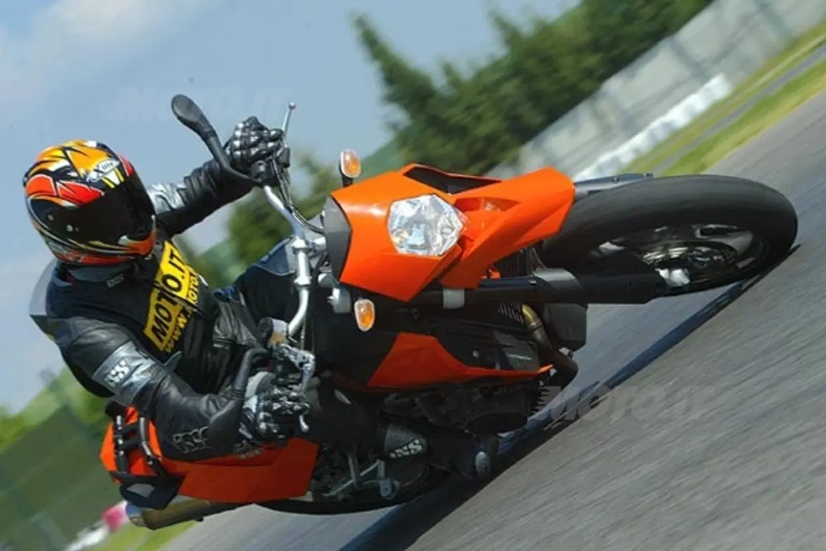 KTM 950 Supermoto (2)