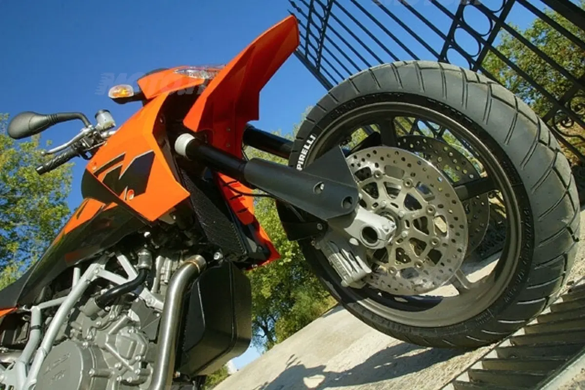 KTM 950 Supermoto (3)
