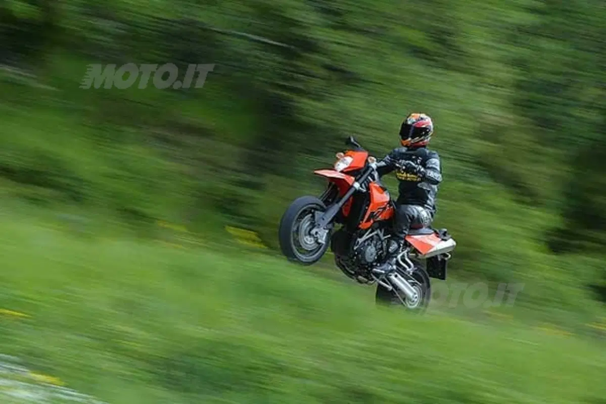 KTM 950 Supermoto (4)