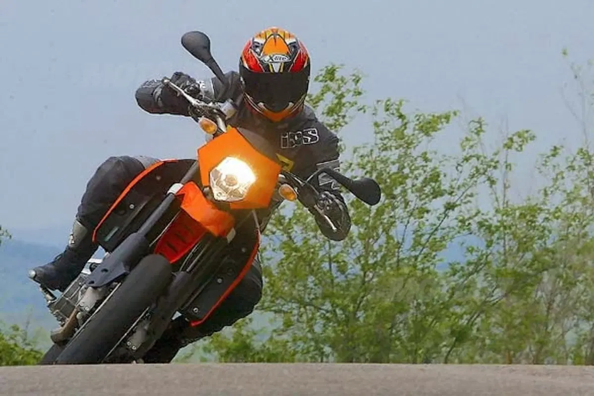 KTM 950 Supermoto (6)