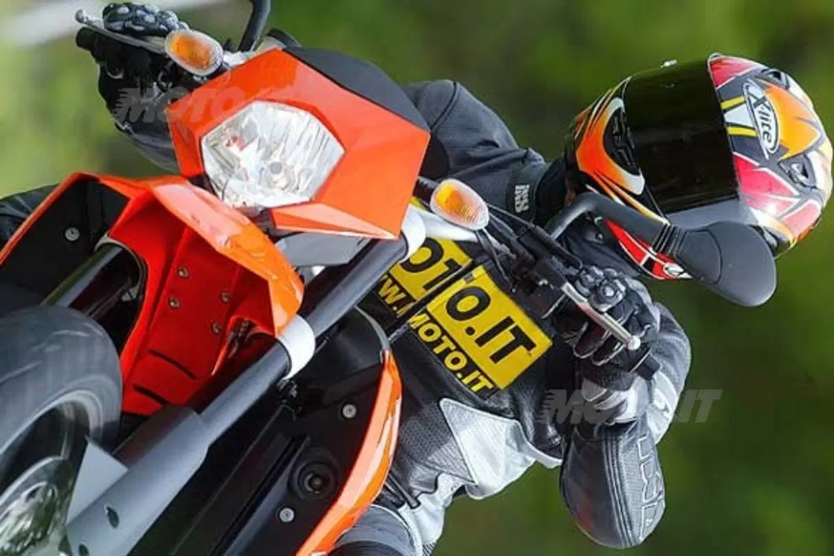 KTM 950 Supermoto (8)