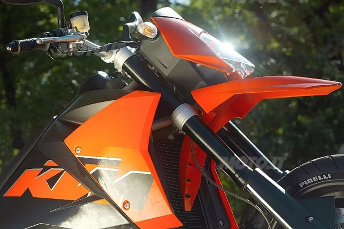 KTM 950 Supermoto (10)