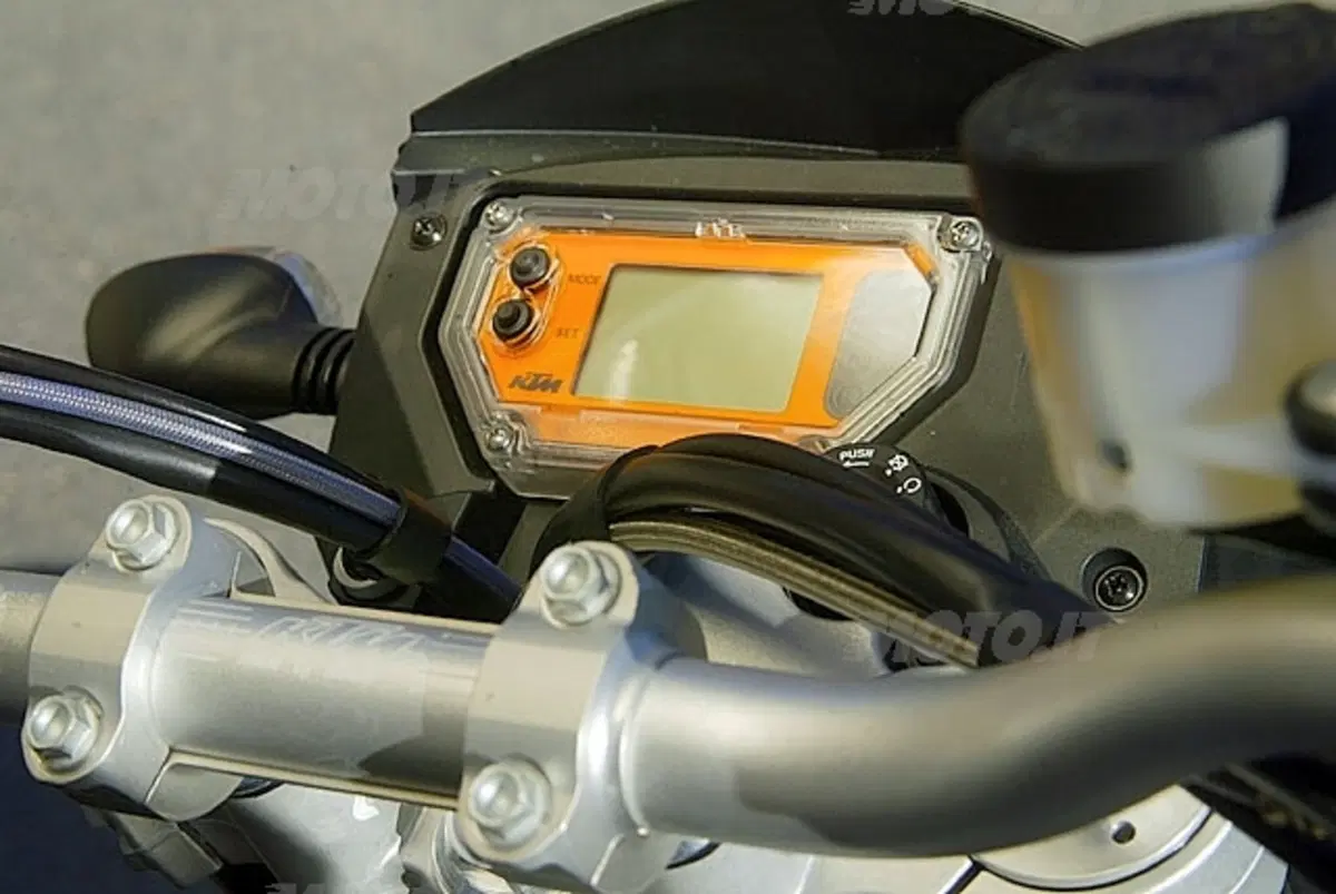 KTM 950 Supermoto (11)