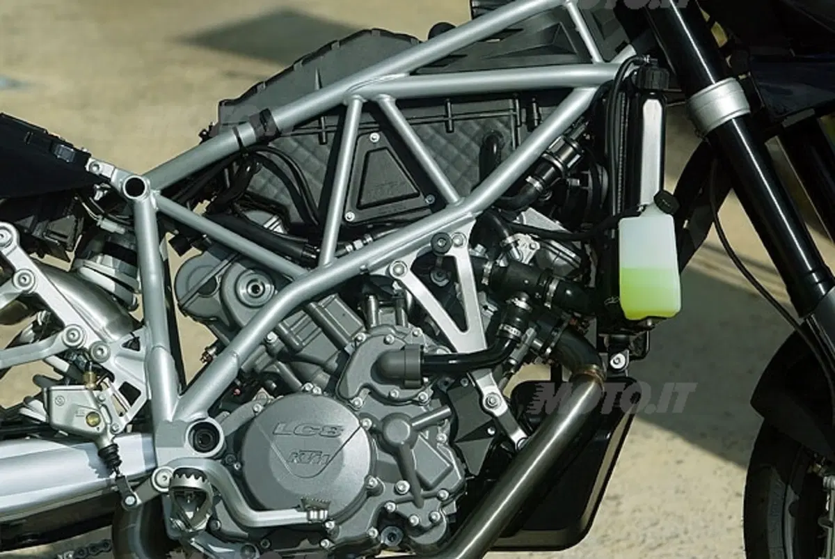 KTM 950 Supermoto (13)