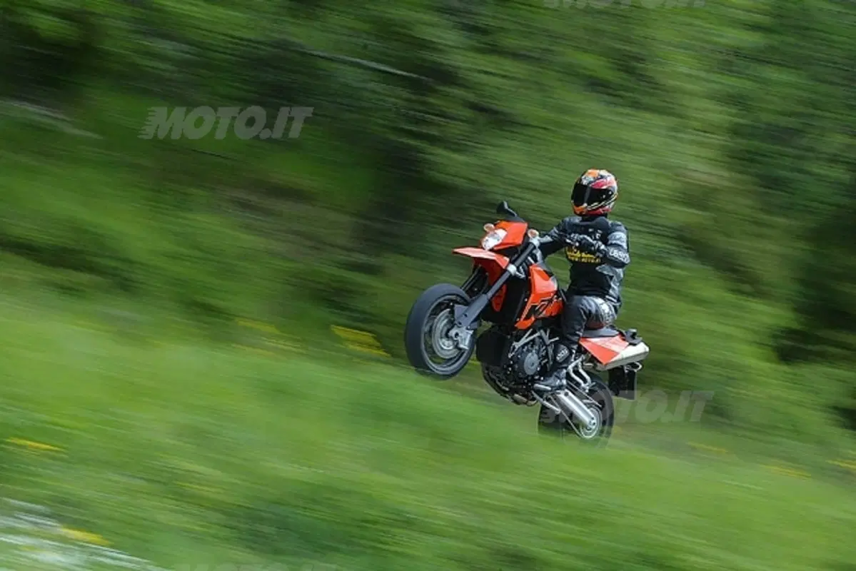 KTM 950 Supermoto (16)