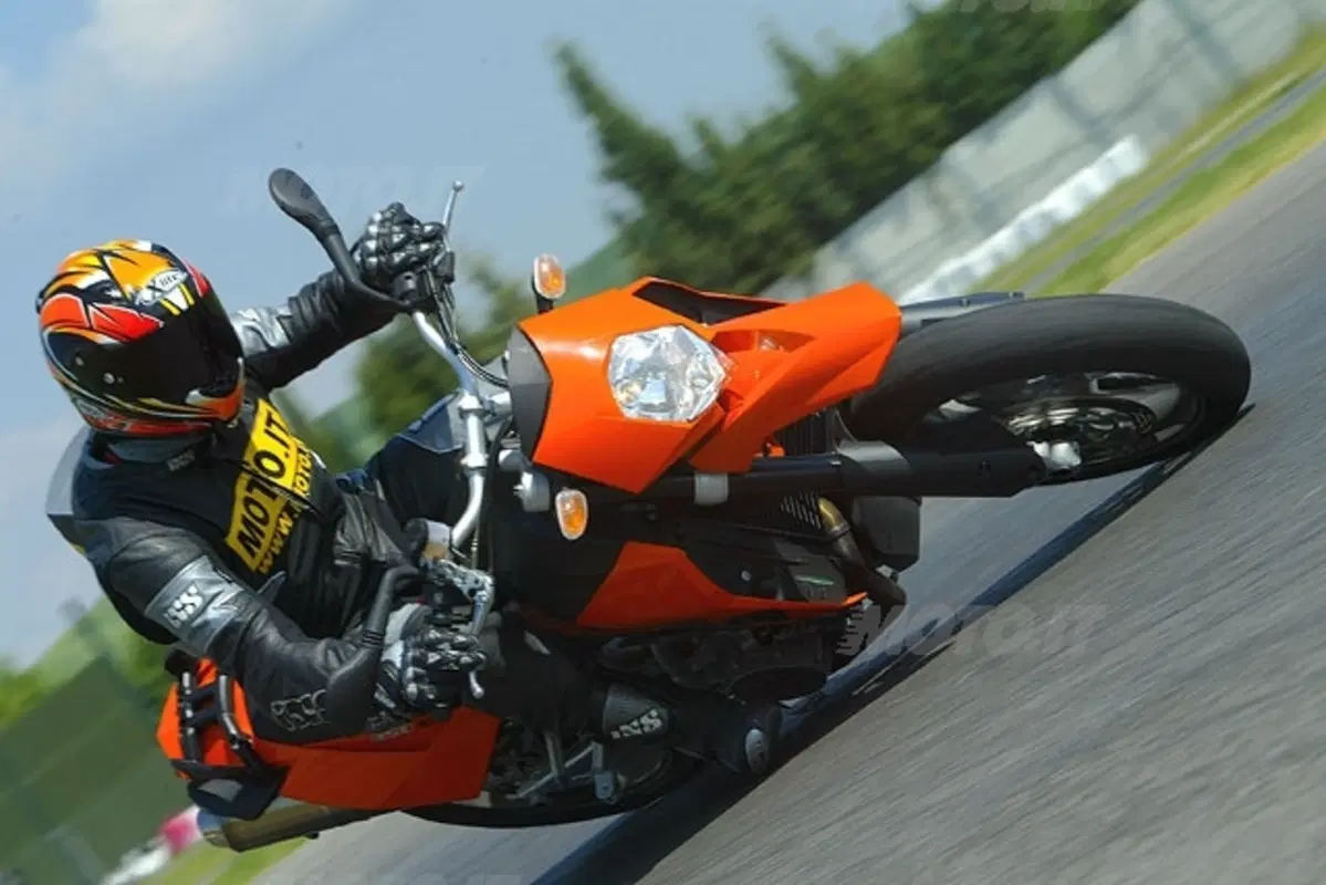 KTM 950 Supermoto (17)