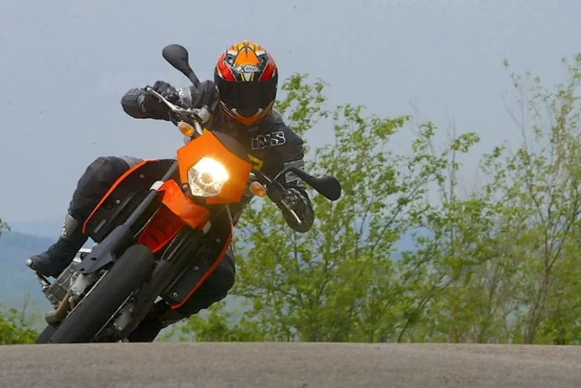 KTM 950 Supermoto (19)