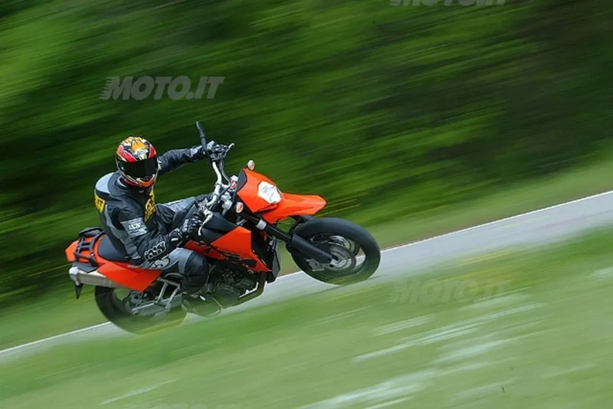 KTM 950 Supermoto (21)