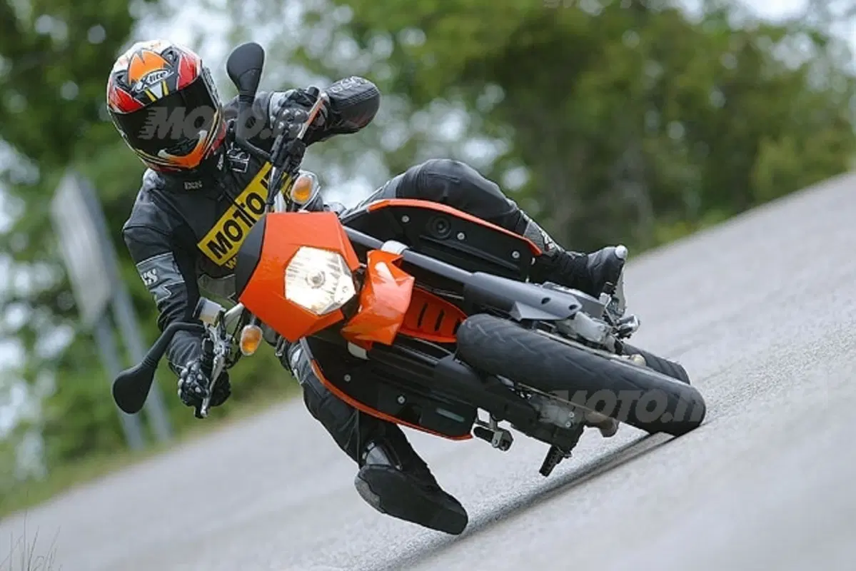 KTM 950 Supermoto (22)