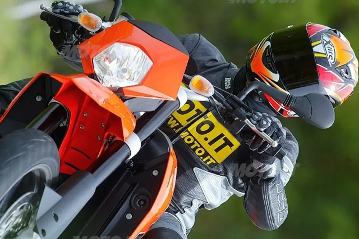 KTM 950 Supermoto (23)