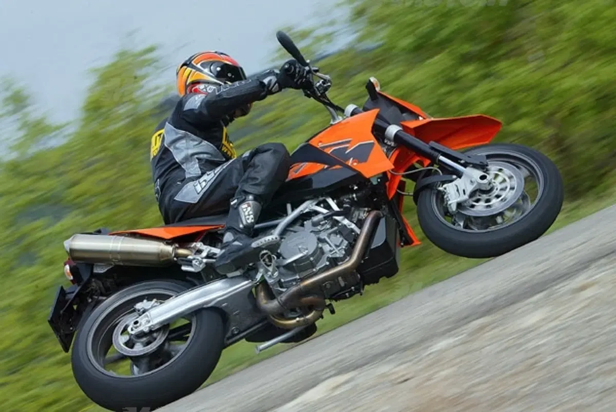 KTM 950 Supermoto (24)