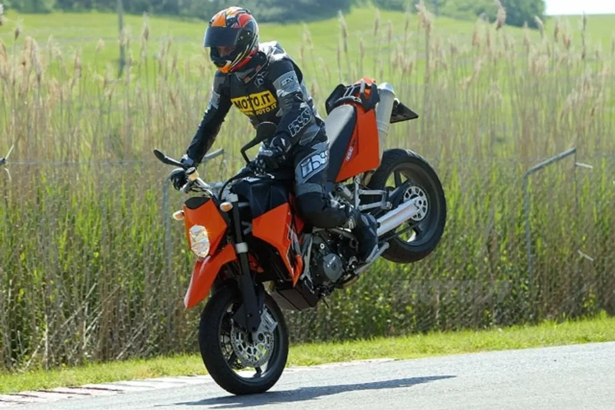 KTM 950 Supermoto (25)
