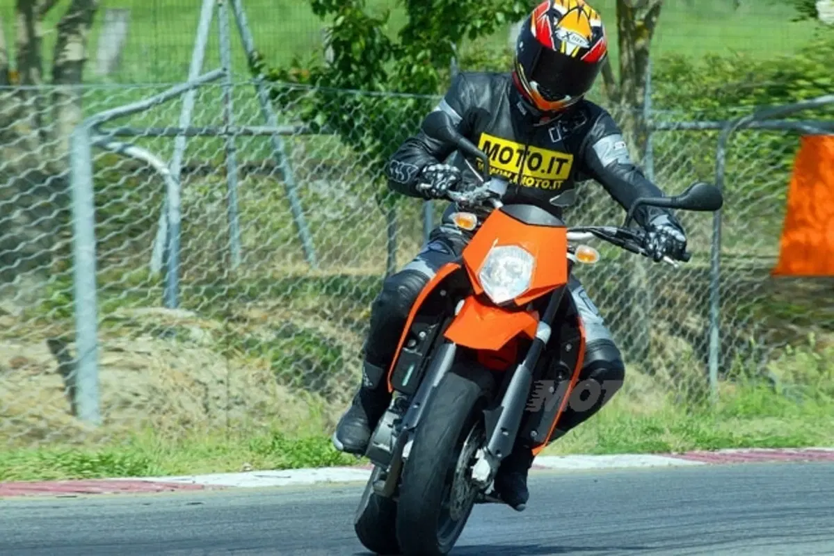 KTM 950 Supermoto (26)