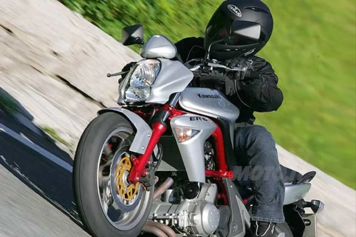 KAWASAKI ER-6n (4)