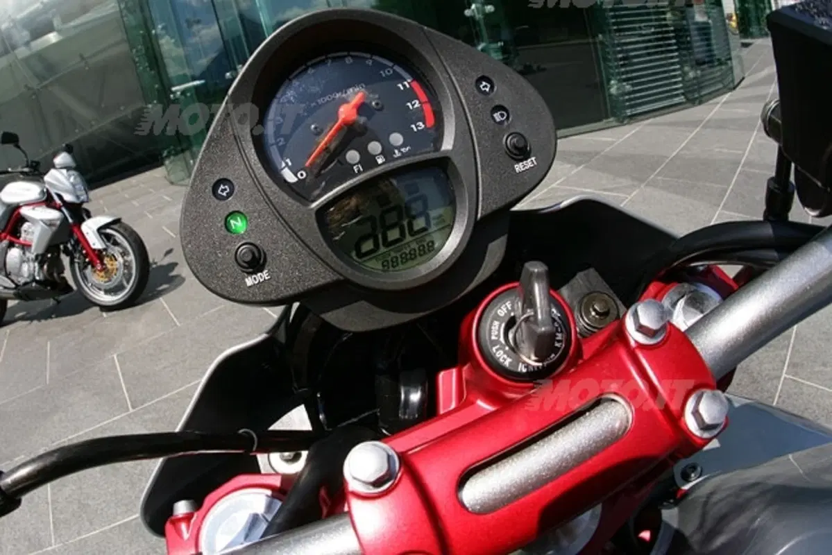 KAWASAKI ER-6n (10)