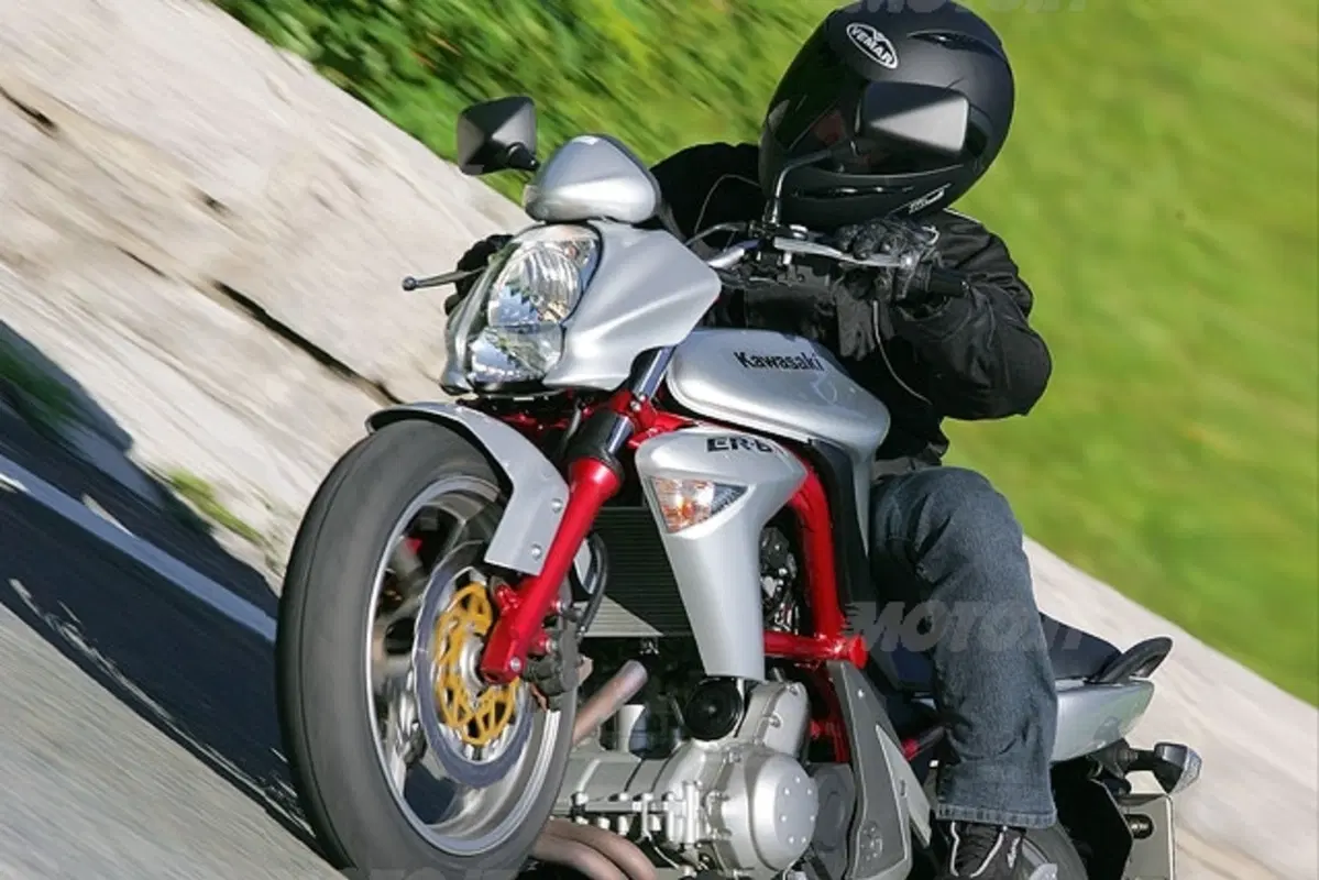 KAWASAKI ER-6n (16)