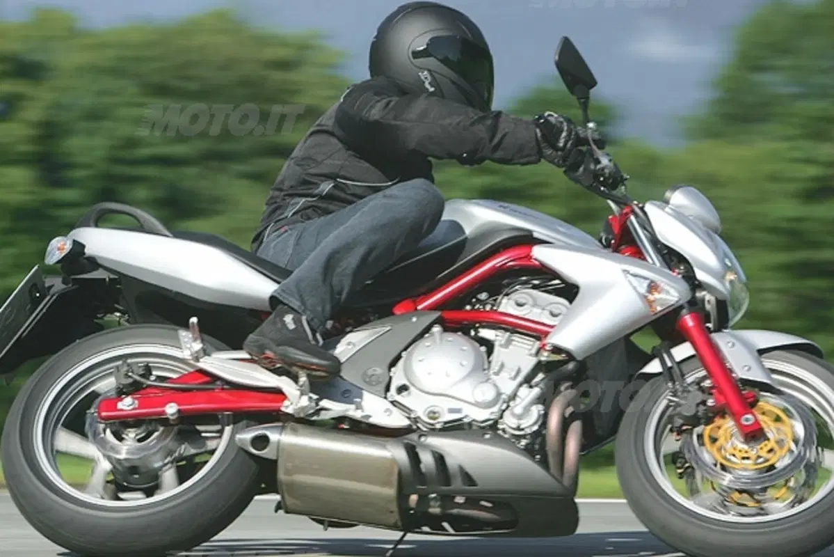 KAWASAKI ER-6n (19)