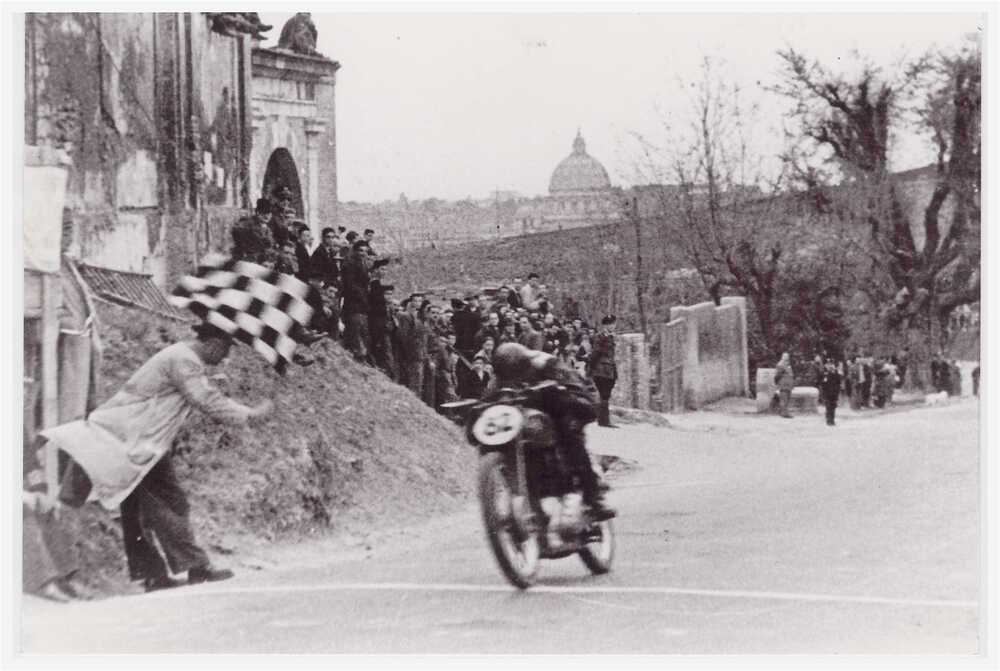 Per diverso tempo, subito dopo la guerra, la corsa in salita che si svolgeva sulla via Trionfale a Roma ha goduto di notevole popolarità. Questo è Ettore Villa su Gilera 500 nella edizione del 1948